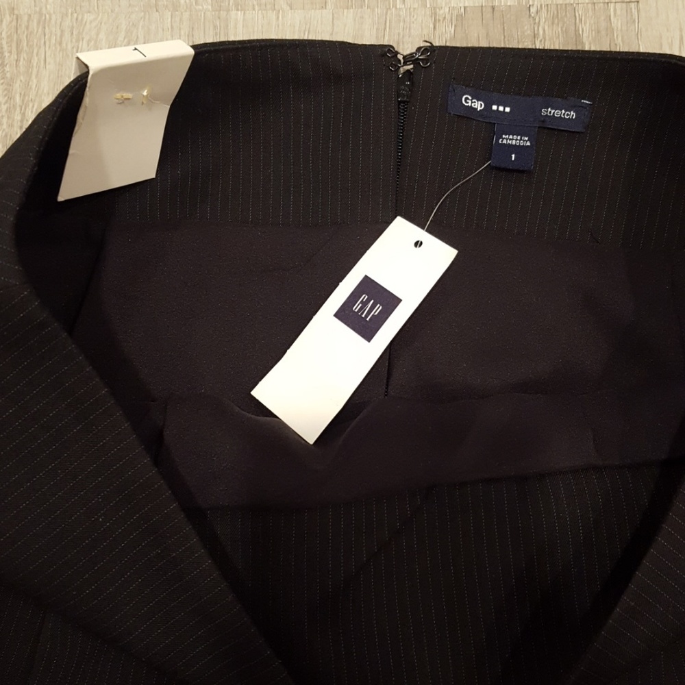 3 for $20 Gap Mini Black Skirt - Picture 3 of 3